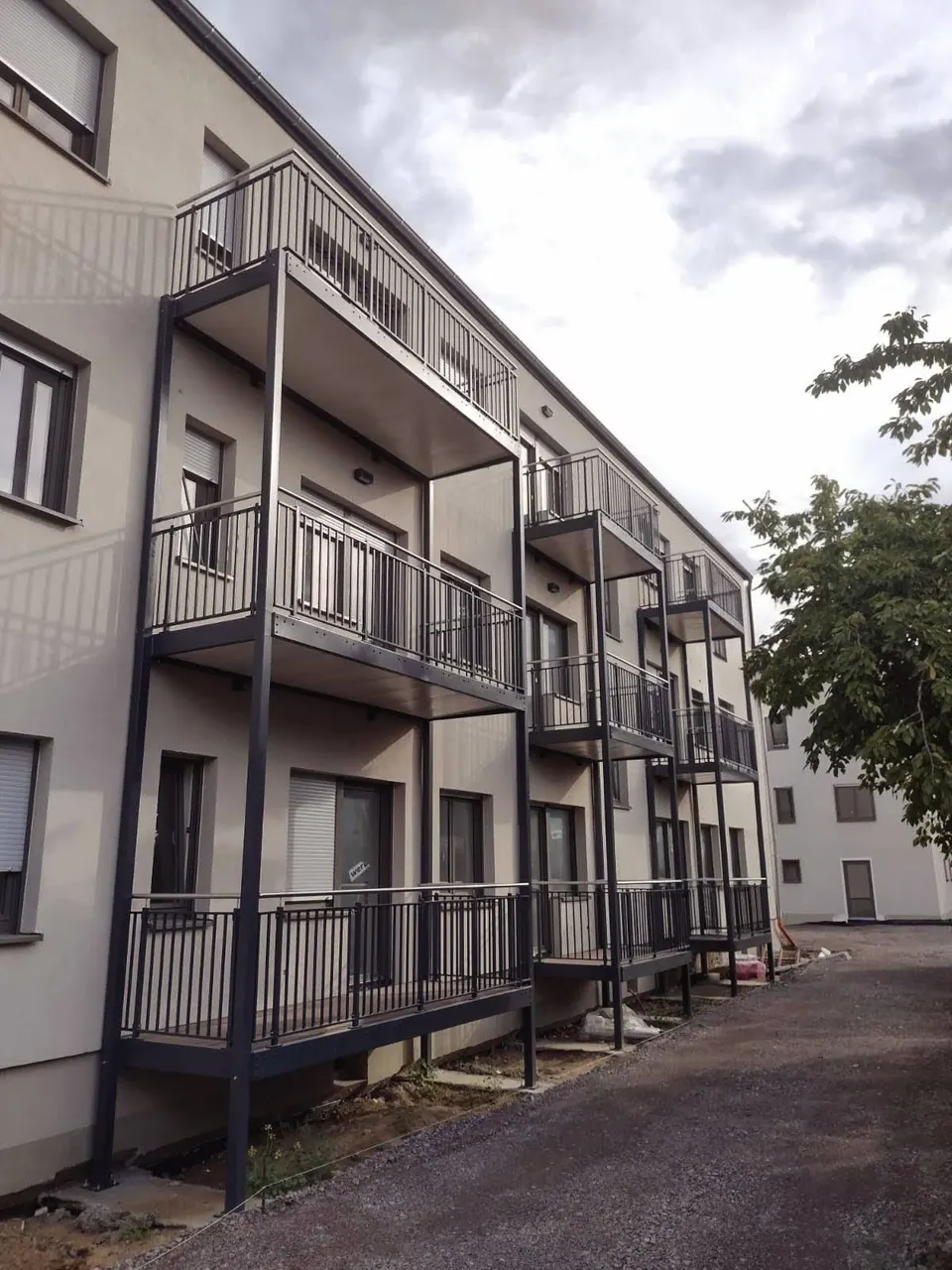 Balkony dostawiane przy budynku wielorodzinnym