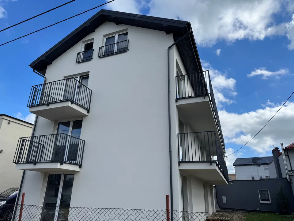 Balustrady zewnętrzne i balkony francuskie w pensjonacie w Rewie