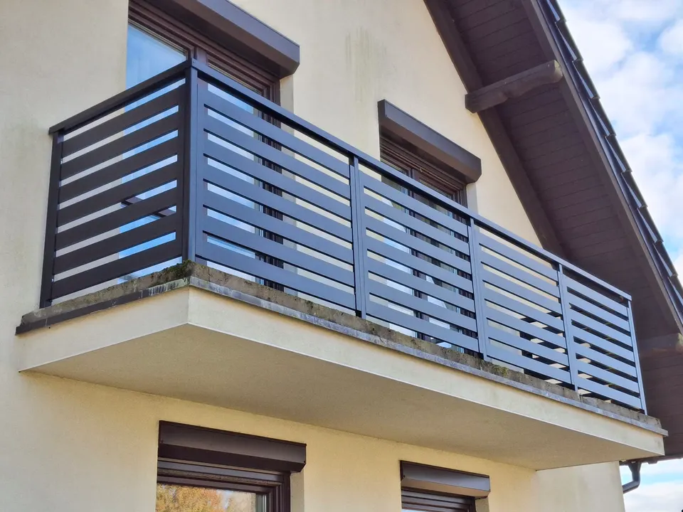 Aluminiowa balustrada balkonowa w kolorze antracytowym