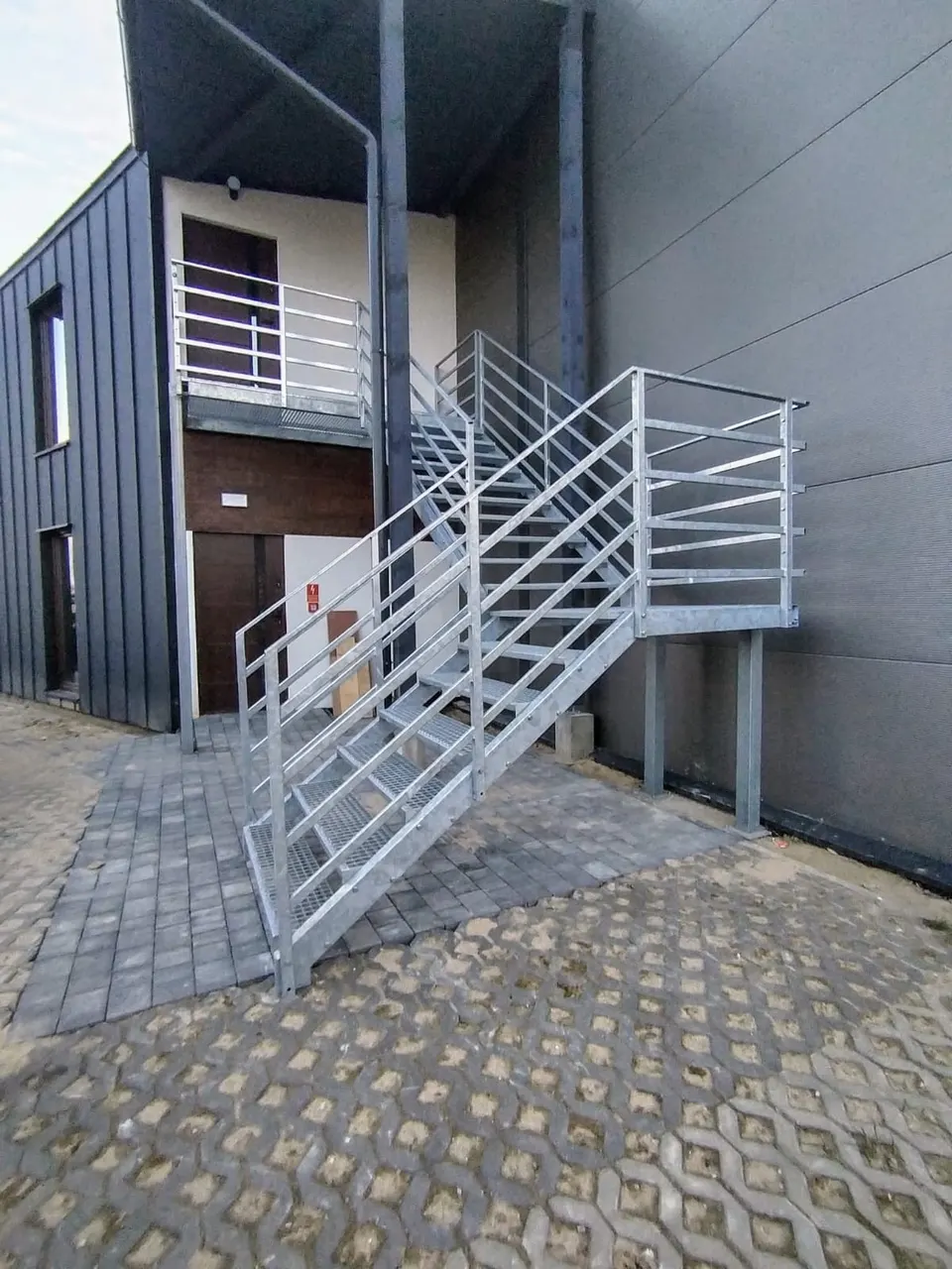 Ocynkowane schody zewnętrzne z balustradą