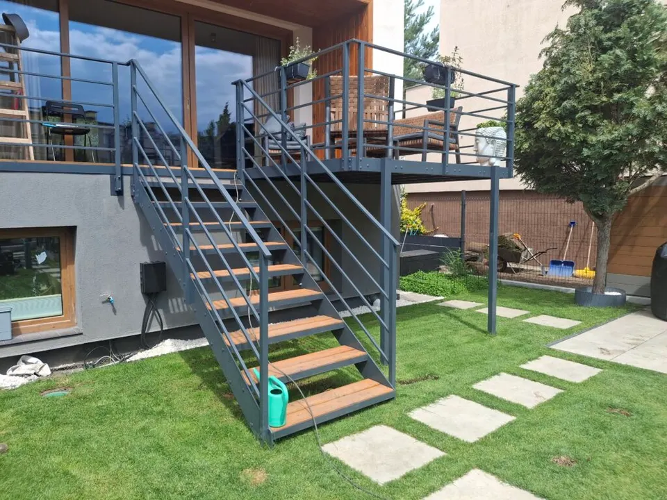 Schody metalowe z tarasem